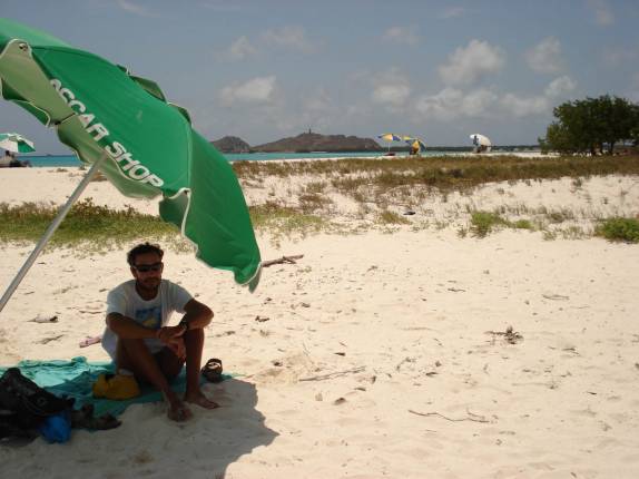 Um pouco de sombra e uma das inúmeras praias de Los Roques, no litoral venezuelano